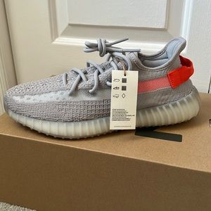 YEEZY BOOST 350 v2 TAIL LIGHT
